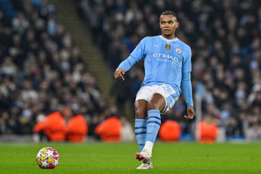 Manchester City 'den Manuel Akanji UEFA Şampiyonlar Ligi karşılaşmasında pas veriyor. Kopenhag Etihad Stadyumu, Manchester, İngiltere, 6 Mart 202