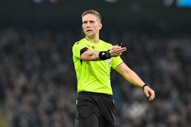 Hakem Espen Esks UEFA Şampiyonlar Ligi maçında Manchester City ile F.C. Kopenhag Etihad Stadyumu, Manchester, İngiltere, 6 Mart 2024