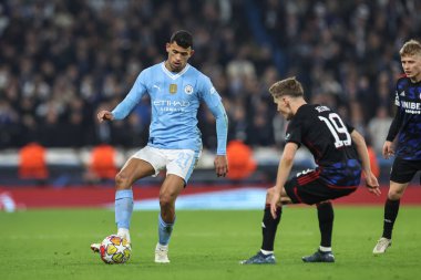 Manchester City 'den Matheus Nunes Manchester City ile F.C. arasındaki UEFA Şampiyonlar Ligi karşılaşmasında Manchester City' den Julin Ivarez 'in baskısıyla topu tutuyor. Kopenhag Etihad Stadyumu, Manchester, İngiltere, 6 Mart 2024