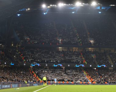 Manchester City ile F.C. arasındaki UEFA Şampiyonlar Ligi maçında 2-0 kaybederken, taraftarlar bayraklarını havada tutuyorlar. Kopenhag Etihad Stadyumu, Manchester, İngiltere, 6 Mart 202