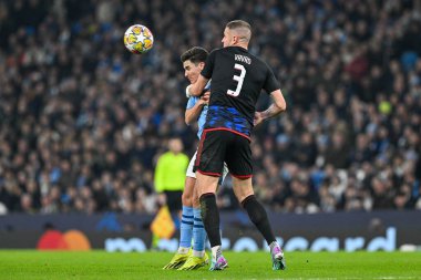 Manchester City 'den Julin Ivarez ve FC Kopenhag' dan Denis Vavro UEFA Şampiyonlar Ligi karşılaşmasında top için mücadele ediyorlar. Kopenhag Etihad Stadyumu, Manchester, İngiltere, 6 Mart 2024