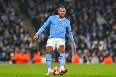 Manchester City 'den Manuel Akanji UEFA Şampiyonlar Ligi karşılaşmasında pas veriyor. Kopenhag Etihad Stadyumu, Manchester, İngiltere, 6 Mart 202