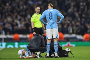 Manchester City 'den Matheus Nunes UEFA Şampiyonlar Ligi karşılaşmasında sahada tıbbi tedavi görüyor. Kopenhag Etihad Stadyumu, Manchester, İngiltere, 6 Mart 202