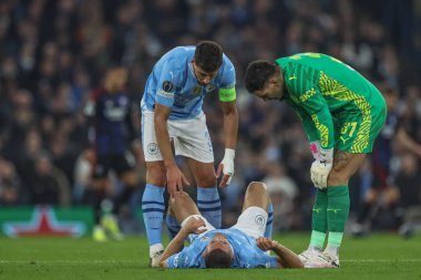 Manchester City 'den Rben Dias ve Manchester City' den Ederson Manchester City 'den Mateo Kovai UEFA Şampiyonlar Ligi maçında sahada yaralandılar. Etihad Stadyumu 'ndaki Kopenhag, Manchester, İngiltere