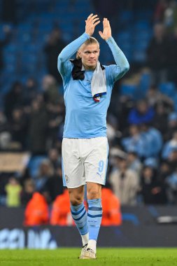 Manchester City 'den Erling Haaland, UEFA Şampiyonlar Ligi maçının sonunda taraftarları alkışlıyor. Kopenhag Etihad Stadyumu, Manchester, İngiltere, 6 Mart 202