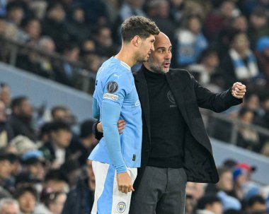 Manchester City 'nin Pep Guardiola teknik direktörü Manchester City ile F.C. arasındaki UEFA Şampiyonlar Ligi karşılaşmasında Manchester City' den John Stones 'a talimat verdi. Kopenhag Etihad Stadyumu, Manchester, İngiltere, 6 Mart 202