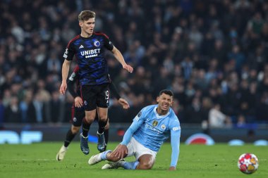 Manchester City 'den Matheus Nunes, Manchester City ile F.C. arasındaki UEFA Şampiyonlar Ligi karşılaşmasında FC Kopenhag takımından Elias Jelert tarafından faul yaptı. Kopenhag Etihad Stadyumu, Manchester, İngiltere, 6 Mart 202
