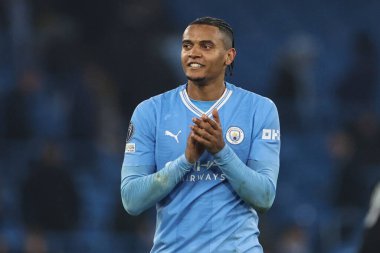 Manchester City 'den Manuel Akanji, Manchester City ile F.C. arasındaki UEFA Şampiyonlar Ligi karşılaşmasında maçın 3-1 bitmesi sonrasında ev sahibi taraftarları alkışlıyor. Kopenhag Etihad Stadyumu, Manchester, İngiltere, 6 Mart 202