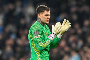 Manchester City 'den Ederson, UEFA Şampiyonlar Ligi maçının sonunda taraftarları alkışlıyor. Kopenhag Etihad Stadyumu, Manchester, İngiltere, 6 Mart 202