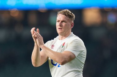 İngiltere 'den Alex Dombrandt, İngiltere' nin Twickenham Stadyumu 'nda oynanan 2024 Guinness 6 Milletler maçı sonrasında taraftarları selamlıyor.