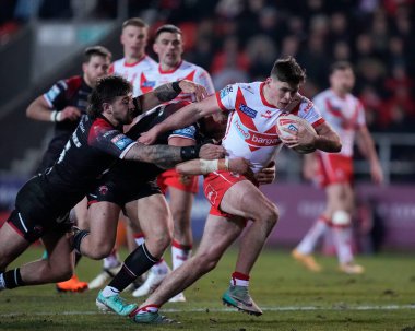 St. Helens takımından Jack Welsby, 8 Mart 202 'de St. Helens-Salford Red Devils maçında Salford Red Devils savunmasını yarıp geçti.