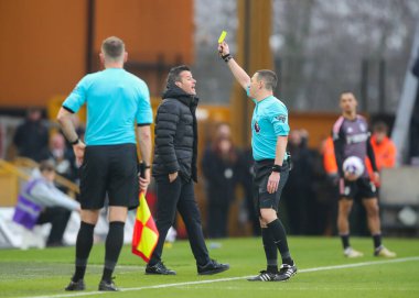 Hakem Tony Harrington Premier Lig maçında Fulham yedek kulübesinde Wolverhampton Wanderers Fulham 'a karşı Molineux, Wolverhampton, İngiltere, 9 Mart 202