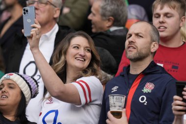 İngiltere taraftarları ulusal marşı 2024 Guinness 6 milli maçından önce Twickenham Stadyumu, Twickenham, Birleşik Krallık 'ta söylüyor.