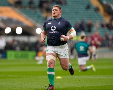 İrlandalı Tadhg Furlong, 9 Mart 202 'de Twickenham Stadyumu' nda İngiltere ile İrlanda arasındaki 2024 Guinness maçından önce ısınıyor.