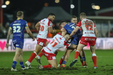 Hull KR 'dan Dean Hadley, Warrington Wolves' tan Joe Philbin 'i 4. Betfred Süper Lig karşılaşmasında yendi. Hull KR, Warrington Wolves' a karşı Sewell Group Craven Park, Kingston upon Hull, Birleşik Krallık, 7 Mart 202