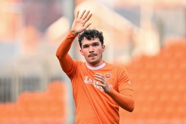 Blackpool 'dan Kyle Joseph, 9 Mart 202' de Bloomfield Road, Blackpool 'da oynanan Blackpool-Portsmouth maçının sonunda taraftarlarına el sallıyor.