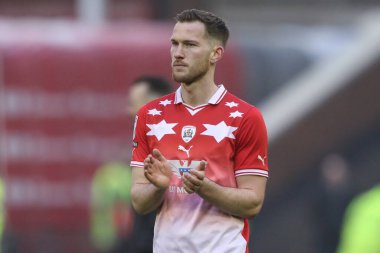 Barnsley 'den Jamie McCart, 9 Mart 202' de Oakwell, Barnsley 'de oynanan Sky Bet Lig 1 karşılaşmasında ev sahibi taraftarları alkışlıyor.