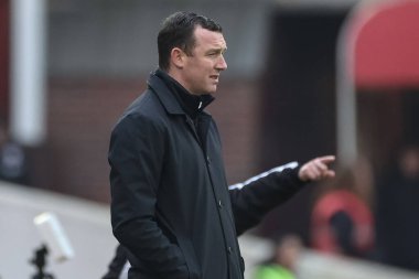 9Neill Collins Barnsley baş antrenörü 9 Mart 202 'de İngiltere' nin Oakwell kentinde oynanan Sky Bet 1 maçında Barnsley ve Lincoln City maçına bakıyor.