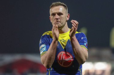 Warrington Wolves 'tan Ben Currie, 7 Mart 202' de İngiltere 'nin Hull kentinde oynanan Sewell Group Craven Park' ta oynanan 4. Betfred Süper Lig karşılaşmasını kazanan seyircileri alkışlıyor.