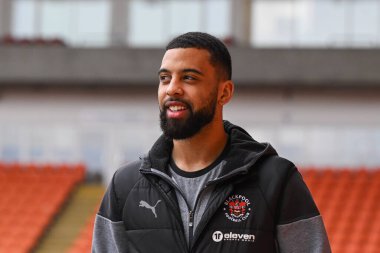 Blackpool 'dan CJ Hamilton, 9 Mart 202' de Bloomfield Road, Blackpool 'da oynanan Blackpool-Portsmouth maçında Sky Bet 1' in önüne geçti.