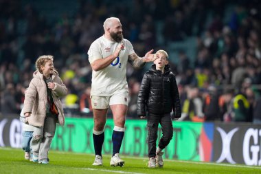 İngiltere 'den Joe Marler, 9 Mart 202' de Twickenham Stadyumu 'nda oynanan 2024 Guinness 6 Milletler maçı sonrasında taraftarları selamlıyor.