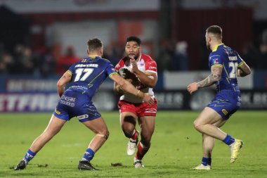Hull KR 'dan Kelepi Tanginoa, Warrington Wolves' tan Jordan Crowther 'ın 7 Mart 202' de Sewell Group Craven Park, Kingston upon Hull, Birleşik Krallık 'ta oynanan 4.