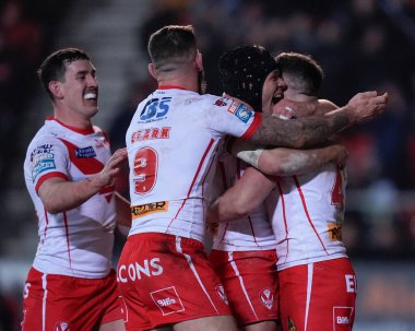 St. Helens 'ten Jonny Lomax, St. Helens Süper Lig 4. Raundda St. Helens - Salford Red Devils maçında St. Helens, St Helens, İngiltere, 8 Mart 202' de gol kralı Mark Percival ile kutluyor.