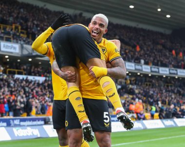 Wolverhampton Wanderers takımından Mario Lemina, Wolverhampton Wanderers 'ın Molineux, Wolverhampton, İngiltere' de oynanan Premier League maçında Wolverhampton Wanderers 'a karşı Fulham maçında Wolverhampton Wanderers' ı 2-0 yenmeyi amaçlayan Wolverhampton Wanderers takımından Nlson Semedo 'yu kutluyor.