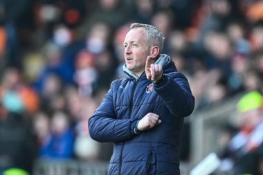 Blackpool 'un Neil Critchley menajeri takımına 9 Mart 202' de Bloomfield Road, Blackpool 'da oynanan Blackpool-Portsmouth maçında talimat verdi.