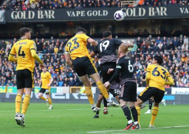 Wolverhampton Wanderers takımından Max Kilman, 9 Mart 202 'de Molineux, Wolverhampton, Birleşik Krallık' ta oynanan Premier League maçında Wolverhampton Wanderers ile Fulham maçında kaleye doğru ilerliyor.