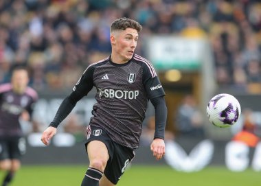 Fulham 'dan Harry Wilson, Premier Lig maçı sırasında Wolverhampton Wanderers' a karşı Molineux, Wolverhampton, Birleşik Krallık 'ta 9 Mart 202' de oynanan maçta topla öne geçti.