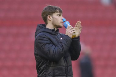 Barnsley 'den Luca Connell, 9 Mart 202' de Oakwell, Barnsley 'de oynanan Sky Bet Lig 1 karşılaşmasında ev sahibi taraftarları alkışlıyor.