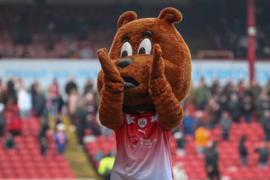 Toby Tyke, 9 Mart 202 'de Oakwell, Barnsley, İngiltere' de oynanan Sky Bet 1 karşılaşmasında taraftarları alkışlıyor.