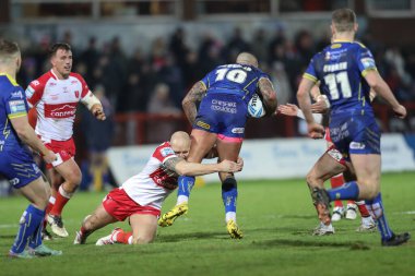 Hull KR 'dan Dean Hadley, Warrington Wolves' tan Paul Vaughan 'ı 4. Betfred Süper Lig karşılaşmasında yendi. Hull KR, Warrington Wolves' a karşı Sewell Group Craven Park, Kingston upon Hull, Birleşik Krallık, 7 Mart 202