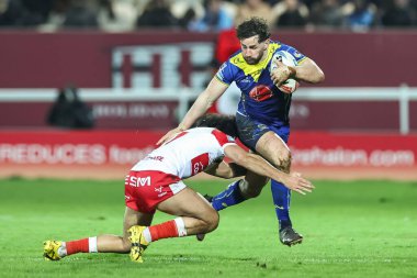 Warrington Wolves 'un Toby King' i Tyrone May of Hull KR tarafından oynanan Betfred Süper Lig 4. tur karşılaşmasında Hull KR, Warrington Wolves 'a karşı Sewell Group Craven Park, Kingston upon Hull, İngiltere, 7 Mart 202