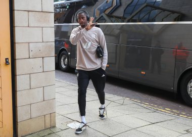 Fulham 'dan Tosin Adarabioyo, Premier Lig karşılaşmasında 9 Mart 202' de Molineux, Wolverhampton, Birleşik Krallık 'ta Wolverhampton Wanderers' a karşı oynanan maçta maçtan önce geldi.