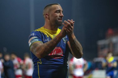 Warrington Wolves 'tan Paul Vaughan, 7 Mart 202' de İngiltere 'nin Hull kentindeki Sewell Group Craven Park' ta oynanan 4. Betfred Süper Lig karşılaşmasını kazanan seyircileri alkışlıyor.
