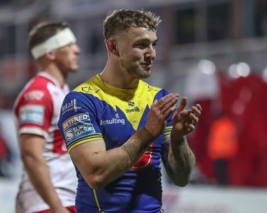 Warrington Wolves 'tan Sam Powell, 7 Mart 202' de İngiltere 'nin Hull kentindeki Sewell Group Craven Park' ta oynanan Betfred Süper Lig 4. Raundunda oynanan karşılaşmayı kazanan seyircileri alkışlıyor.