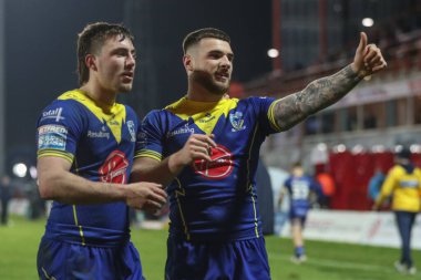 Warrington Wolves 'tan Connor Wrench ve Warrington Wolves' tan Adam Holroyd, 4. Betfred Süper Lig karşılaşması Hull KR vs Warrington Wolves maçını kazandıktan sonra taraftarlarıyla kutladılar.