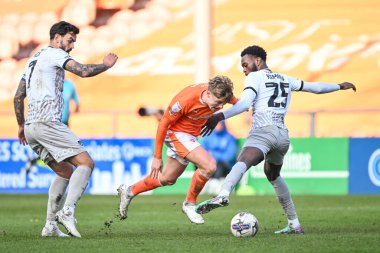 Blackpool 'dan George Byers, 9 Mart 202' de Bloomfield Road, Blackpool, İngiltere 'de oynanan 1. Blackpool-Portsmouth maçında Portsmouth' lu Abu Kamara 'nın mücadelesine katılıyor.