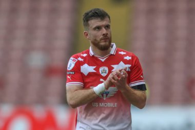 Barnsley 'den Nicky Cadden, 9 Mart 202' de Oakwell, Barnsley, İngiltere 'de oynanan Sky Bet 1 karşılaşmasında ev sahibi taraftarlarını alkışlıyor.