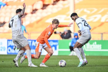 Blackpool 'dan George Byers, 9 Mart 202' de Bloomfield Road, Blackpool 'da oynanan Blackpool-Portsmouth maçında topla bir çıkış yaptı.