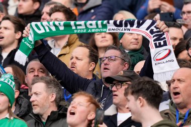 Yarı yarıya eşarplı bir taraftar ulusal marşı 2024 Guinness 6 uluslar arası Twickenham Stadyumu, Twickenham, İngiltere maçından önce söylüyor. 9 Mart 202