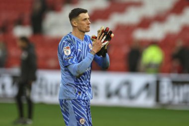 Barnsley 'den Liam Roberts, 9 Mart 202' de Oakwell, Barnsley 'de oynanan Sky Bet 1 maçında 1-5 kaybettikten sonra ev sahiplerini alkışlıyor.