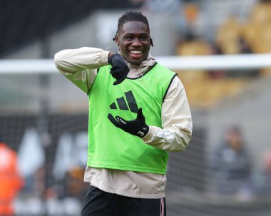 Fulham 'dan Calvin Bassey, Premier Lig karşılaşmasında Wolverhampton Wanderers Fulham' a karşı Molineux, Wolverhampton, İngiltere 'de 9 Mart 202' de ısınıyor.