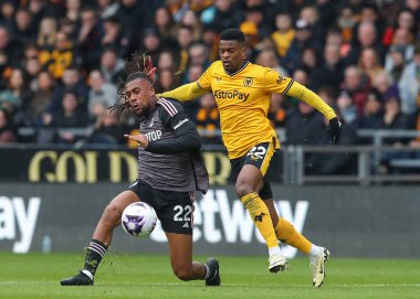 Fulham 'dan Alex Iwobi Wolverhampton Wanderers' ın 9 Mart 2024 'te Molineux, Wolverhampton, İngiltere' de oynanan Premier League karşılaşmasında Wolverhampton Wanderers 'ın Nlson Semedo' nun baskısı altında pas veriyor.