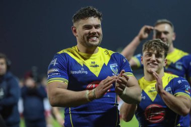 Warrington Wolves 'tan Joe Philbin, 7 Mart 202' de İngiltere 'nin Hull kentindeki Sewell Group Craven Park' ta oynanan 4. Betfred Süper Lig karşılaşmasını kazanan seyircileri alkışlıyor.