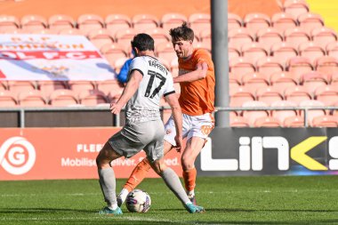 Blackpool 'dan Jake Beesley, 9 Mart 202' de Bloomfield Road, Blackpool 'da oynanan Blackpool-Portsmouth maçında topa vuruyor.