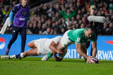 İrlandalı James Lowe, İngiltere 'nin Twickenham Stadyumu' nda oynanan 2024 Guinness 6 uluslar arası maçında ikinci kez gol atmak için dalıyor.
