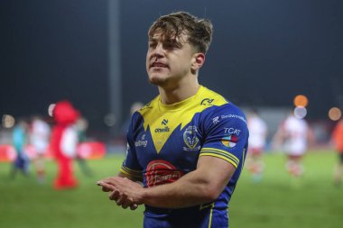 Warrington Wolves 'tan Leon Hayes, 7 Mart 202' de İngiltere 'nin Hull kentinde oynanan Sewell Group Craven Park' ta oynanan Betfred Süper Lig 4. Raundunda kazanan seyircileri alkışlıyor.